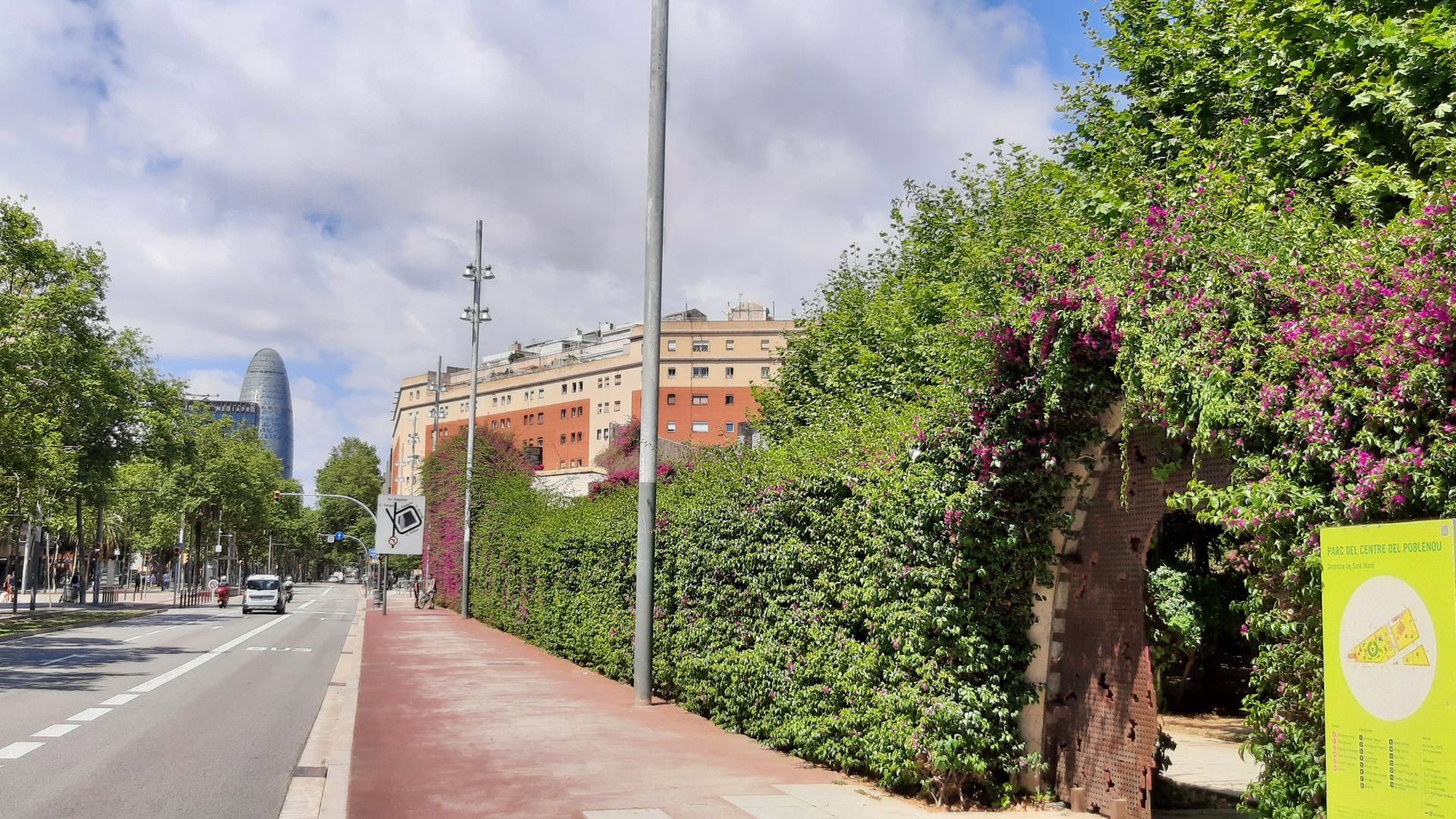 Parque Central del Poblenou, con la Torre Agbar al Fondo, donde la Central de Recogida Neumática Envac convive con cinco hectáreas de vegetación autóctona mediterránea