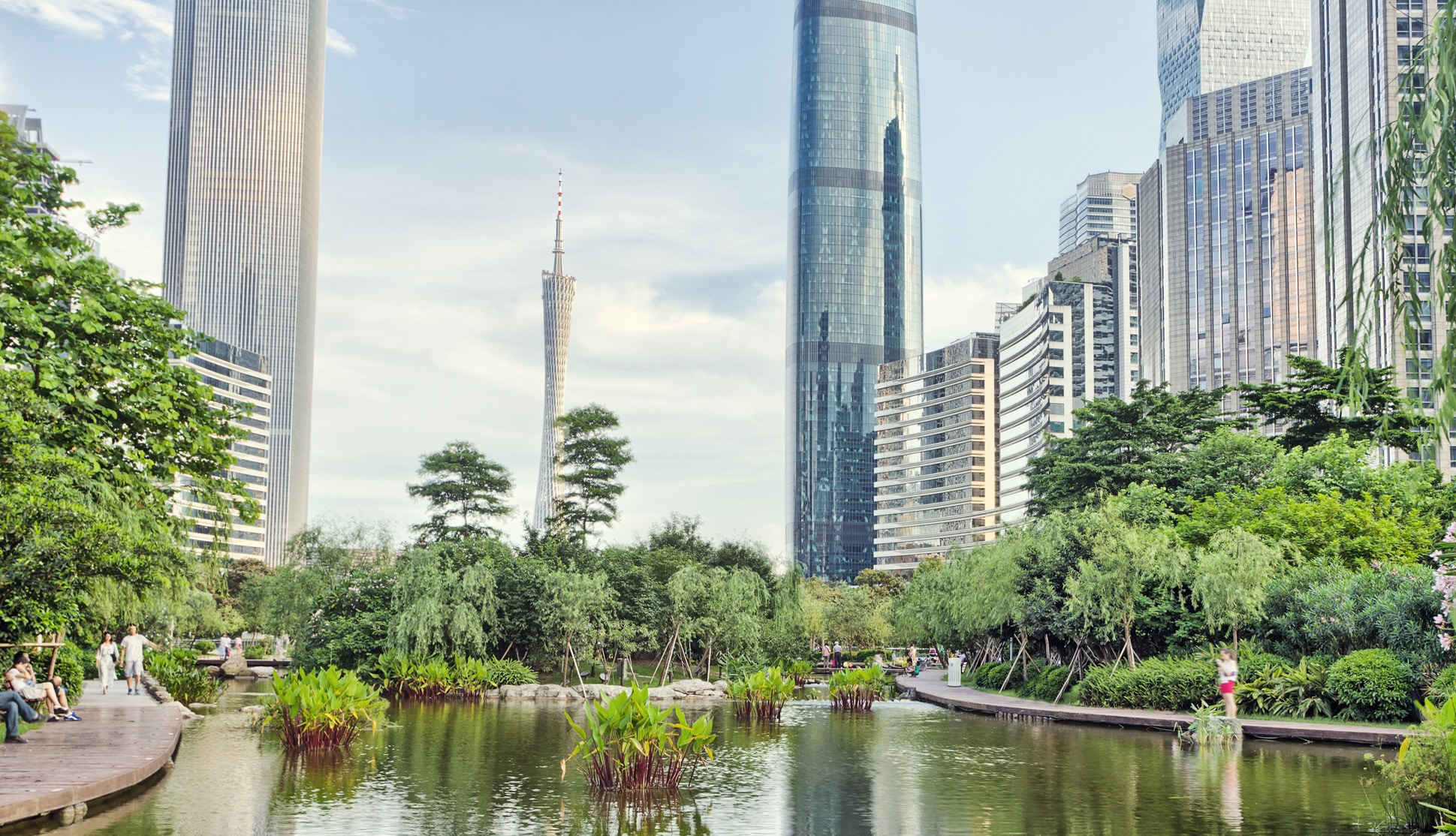 An urban environment harmoniously integrated with nature and water
