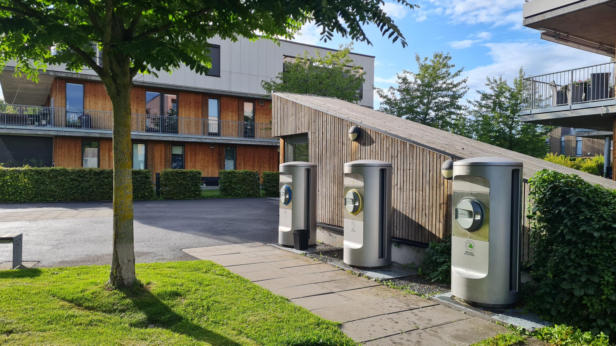 Waste inlets in an area with low-rise buildings