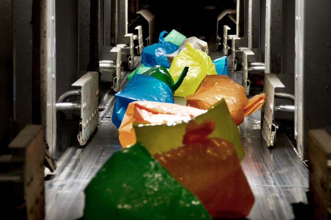Automated bag sorting on a conveyor system