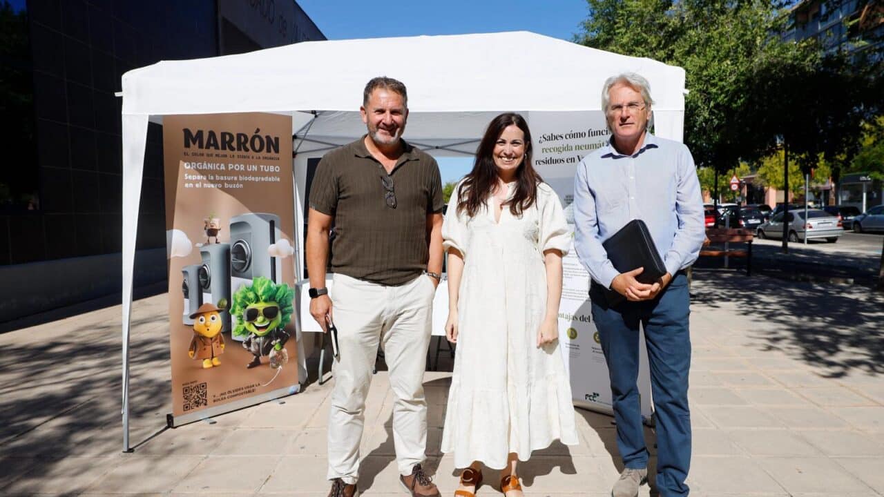 Ángel García Córdoba, jefe de servicio de limpieza pública y gestión de residuos Ayuntamiento de Zaragoza; Tatiana Gaudes, consejera de Medio Ambiente y Movilidad; Tony Monclús, delegado zona Envac Iberia.
