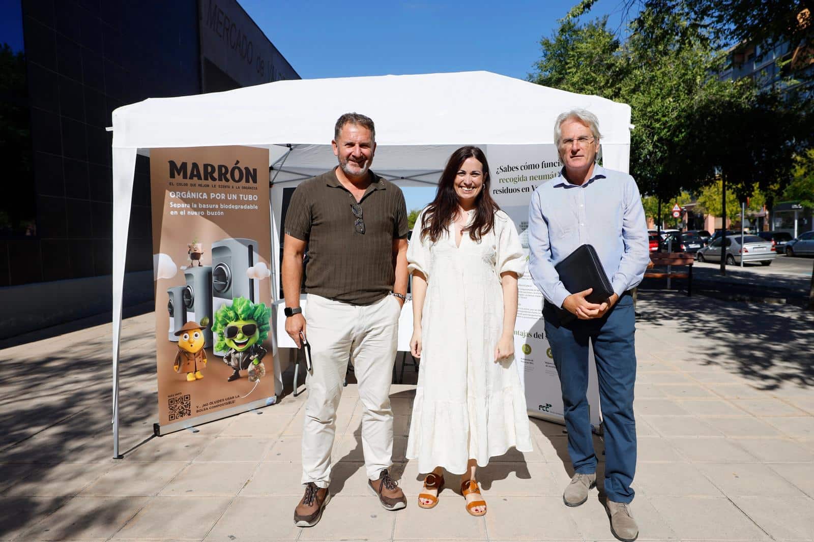 Ángel García Córdoba, jefe de servicio de limpieza pública y gestión de residuos Ayuntamiento de Zaragoza; Tatiana Gaudes, consejera de Medio Ambiente y Movilidad; Tony Monclús, delegado zona Envac Iberia.